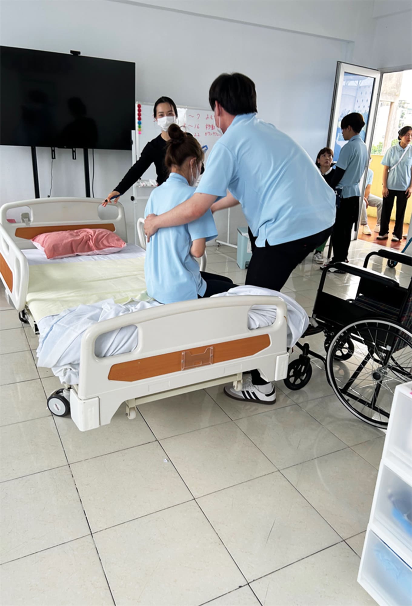 おむつ交換、移動介助、ガウンテクニックの実技